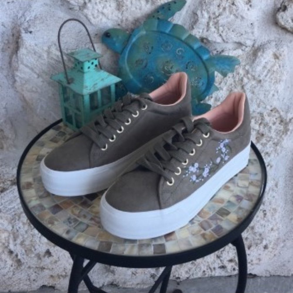 DONATED!! Qupid khaki green suede embroidered - Picture 6 of 7
